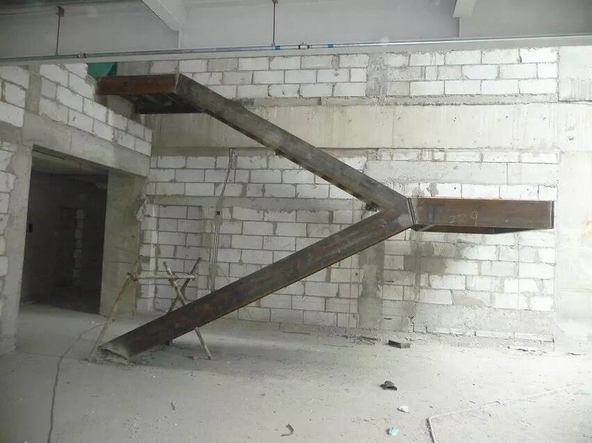 建工大学消防楼梯